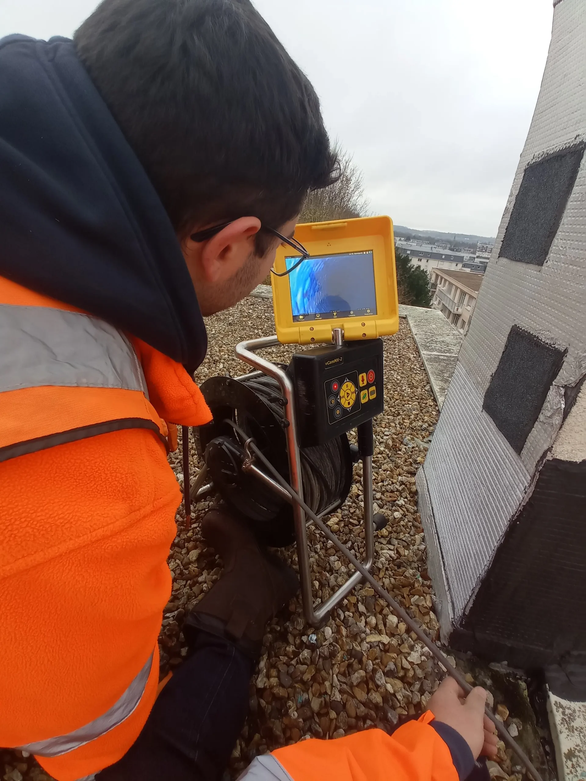 Technicien VRDTECH lors d’un diagnostic canalisation et contrôle de réseau enterré