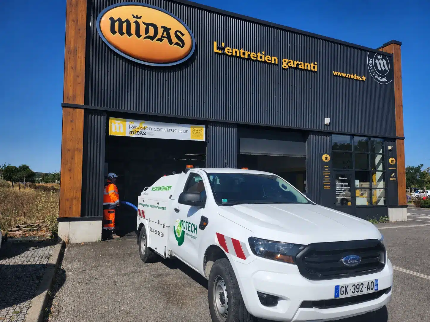Technicien VRDtech sur chantier assainissement